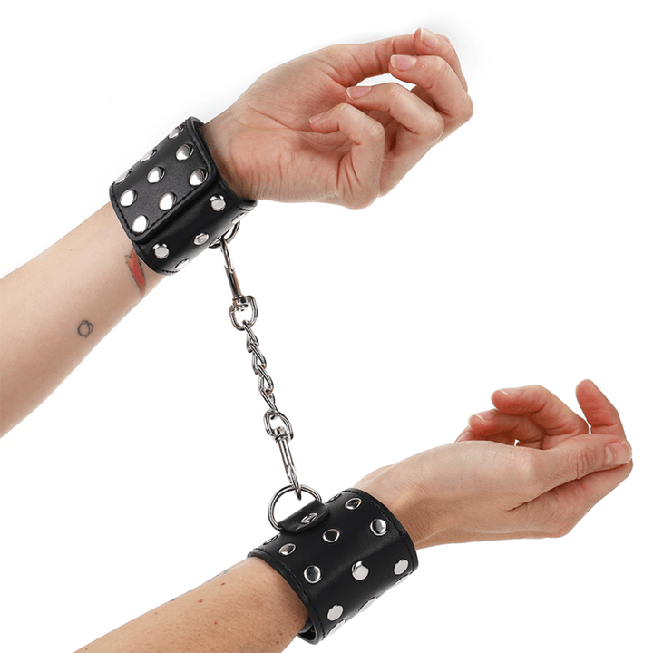 KINK - HANDGELENKFESSELN MIT DRUCKVERSCHLUSS VOLLER NIETEN SCHWARZ VERSTELLBAR 19-24 CM - 5,5 CM - INTIM SPACE Online Sexshop