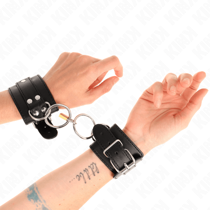 KINK - O-RING VERRIEGELTE HANDGELENKFESSELN SCHWARZ VERSTELLBAR 20-28 CM - 5,5 CM - INTIM SPACE Online Sexshop