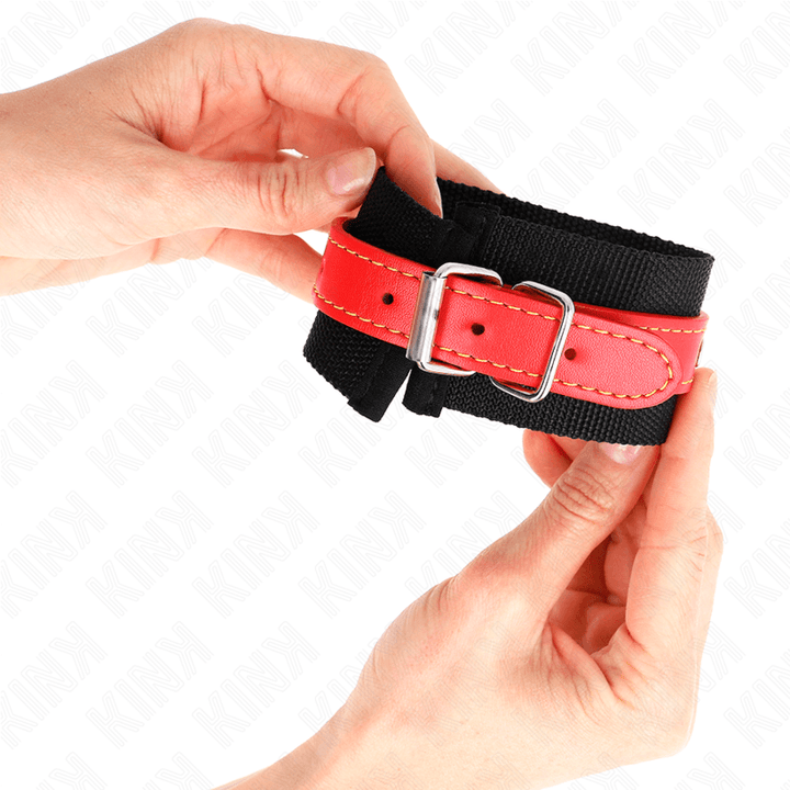 KINK - NYLON HANDGELENKFESSELN SCHWARZ MIT KUNSTLEDER ROT VERSTELLBAR 19-24 CM - 5,5 CM - INTIM SPACE Online Sexshop