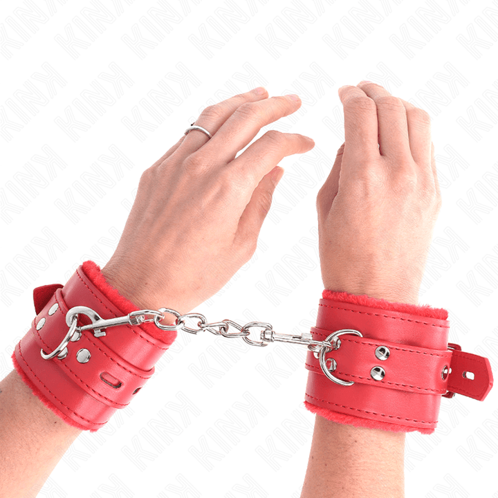 KINK - PELZGEFÜTTERTE HANDGELENKFESSELN MIT QUADRATISCHEN LÖCHERN, ROT UND ROTER GÜRTEL, VERSTELLBAR 17-29 CM - 6 CM - INTIM SPACE Online Sexshop