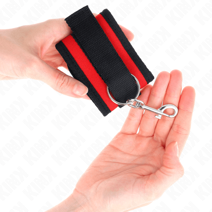 KINK - NYLON BIND-HANDHANDFESSELN MIT KLETTVERSCHLUSS ROT-SCHWARZ MODELL - VERSTELLBAR 18-35 CM - 6 CM - INTIM SPACE Online Sexshop