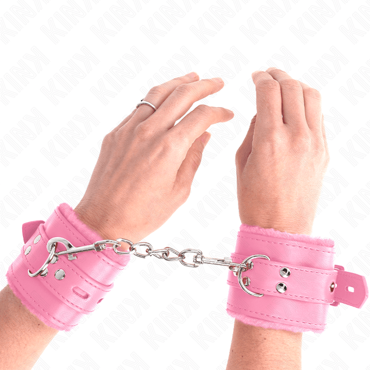 KINK - PELZGEFÜTTERTE HANDGELENKFESSELN MIT QUADRATISCHEN LÖCHERN, ROSA UND ROSA GÜRTEL, VERSTELLBAR 17-29 CM - 6 CM - INTIM SPACE Online Sexshop